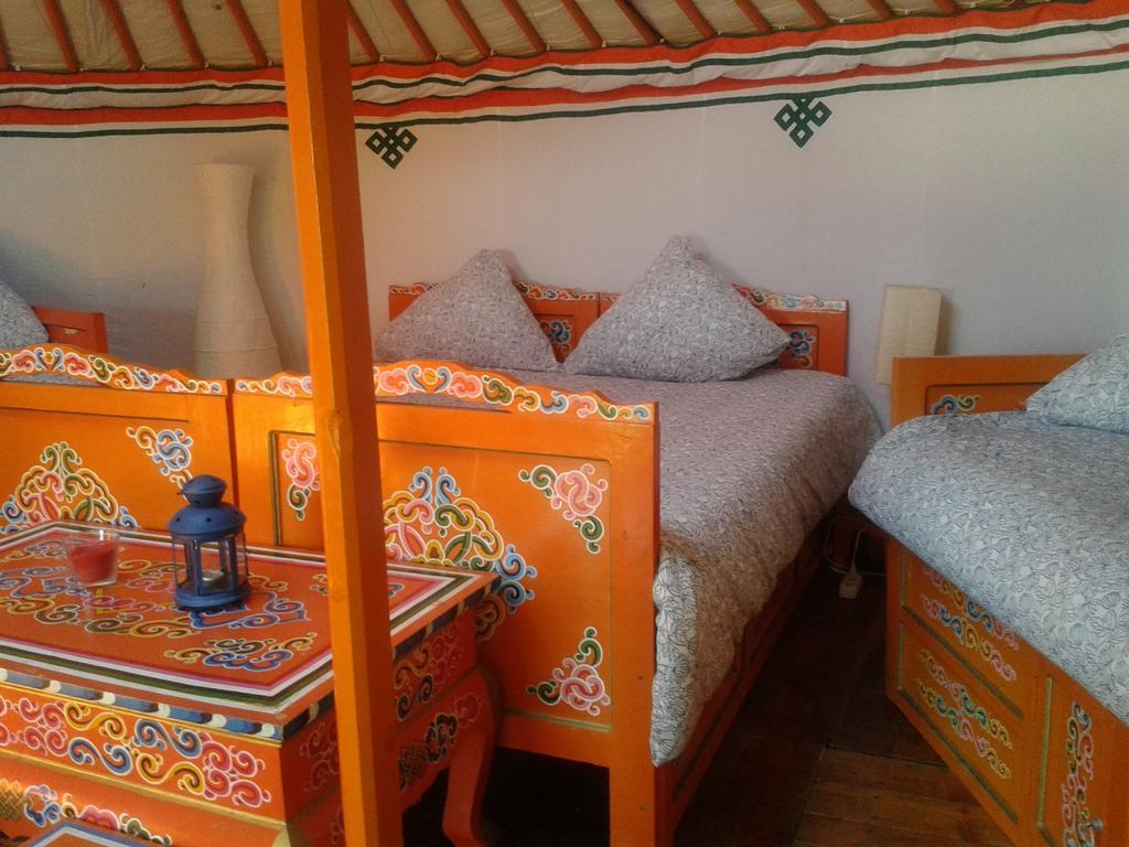 Yourte Nomade-Lodge Les Ecrennes Rum bild